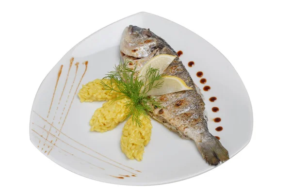 흰색 고립 된 배경에 접시에 쌀과 레몬 슬라이스와 생선 튀김 — 스톡 사진