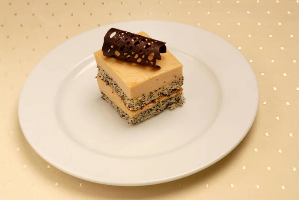 Rebanada de delicioso pastel de coco en un plato blanco — Foto de Stock