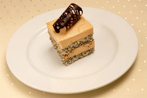 Rebanada de delicioso pastel de coco en un plato blanco — Foto de Stock