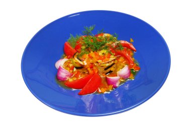 Beyaz izole arka planda bir plaka üzerinde yeşil salata