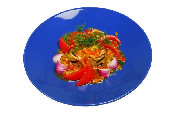 흰색 고립 된 배경에 접시에 녹색 샐러드 — 스톡 사진