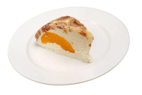 Delicioso pastel de queso. Rebanada de delicioso pastel con naranja sobre fondo blanco aislado — Foto de Stock