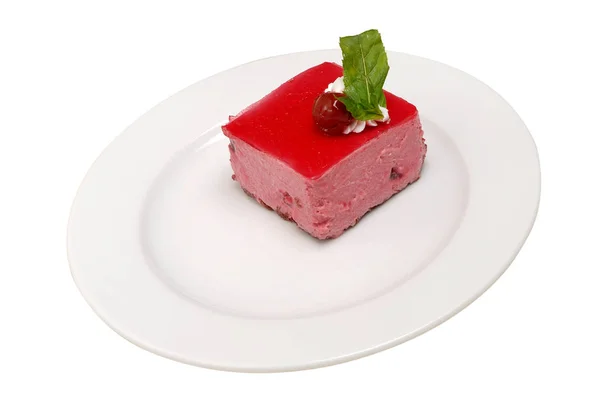 Delicioso Cheesecake. Uma fatia de bolo em um prato de cerejas no fundo isolado branco — Fotografia de Stock