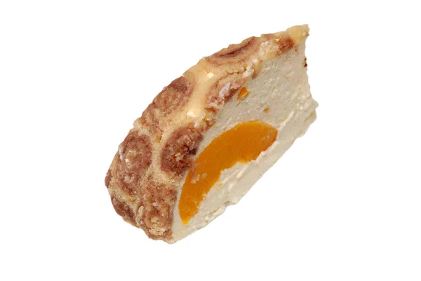 Смачний чізкейк. Шматочок смачного торта з апельсином на білому ізольованому фоні — стокове фото