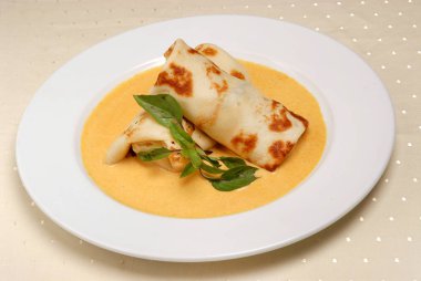 Tabak üzerinde et ve ekşi krem ile kızarmış krep