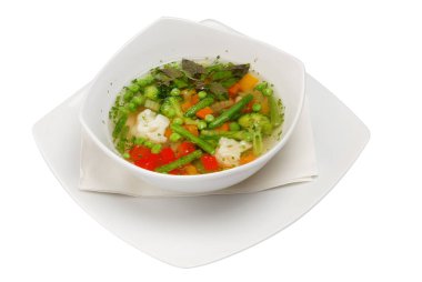 Beyaz izole arka plan üzerinde kase sebze çorbası