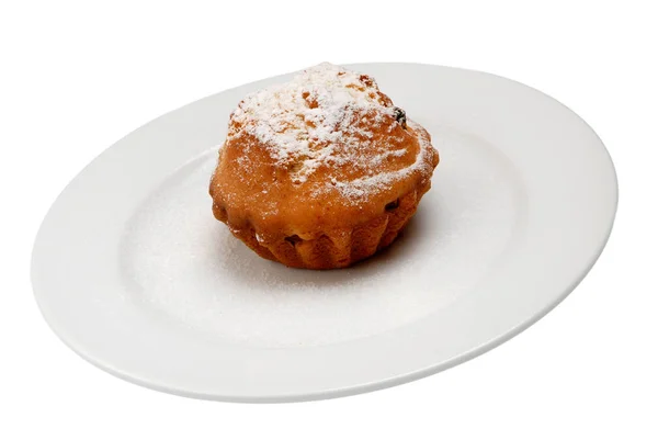 Beyaz izole arka plan üzerinde bir tabak üzerinde Lezzetli cupcake — Stok fotoğraf