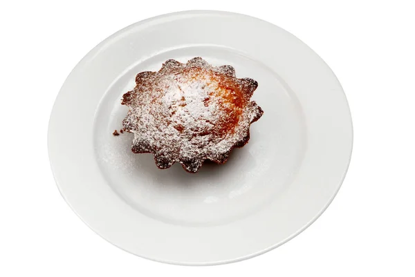 Smaczne ciastko na talerzu na białym tle — Zdjęcie stockowe