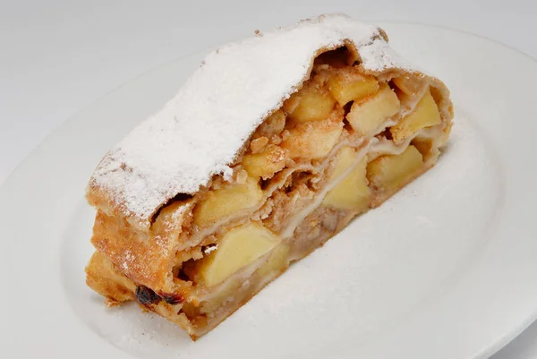 Smakelijke slice van appeltaart geïsoleerd op witte achtergrond — Stockfoto