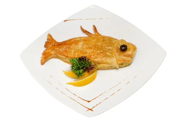 물고기의 형태로 덩어리. 흰색 배경에 물고기 모양의 케이크입니다. 흰색 고립 된 배경에 고립 된 루디 물고기 파이 — 스톡 사진