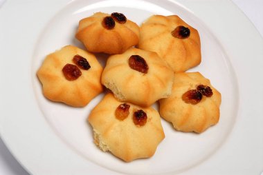 Gri arka planda beyaz tabakta tatlı kurabiyeler