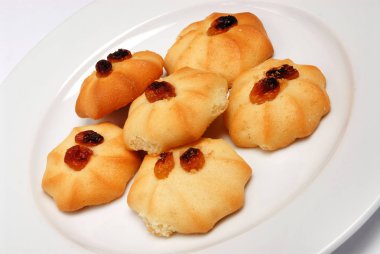 Gri arka planda beyaz tabakta tatlı kurabiyeler