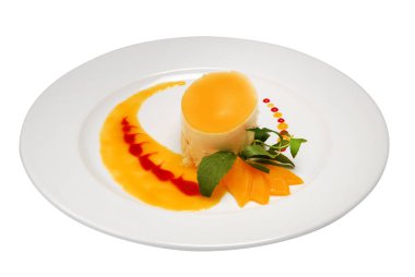 Beyaz izole arka plan üzerinde beyaz plaka üzerinde lezzetli Portakal cheesecake Dilim