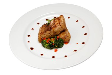 Beyaz izole arka plan üzerinde patates ile genç bir kuzu kızarmış kaburga