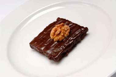 Gri arka planda tabaktabakta Çikolatalı Kurabiye