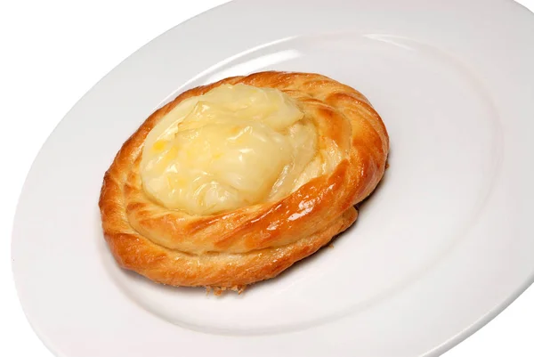 Beyaz izole arka plan üzerinde tabakta süzme peynir ile Çörekler — Stok fotoğraf