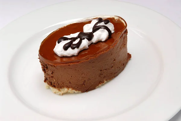 Pedaço de delicioso cheesecake na placa em fundo cinza — Fotografia de Stock