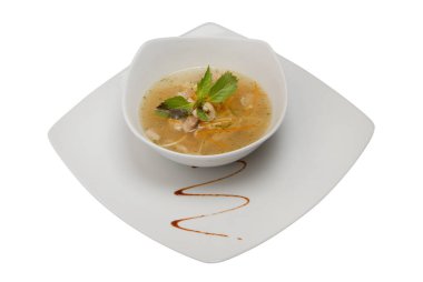 Beyaz izole arka plan üzerinde yeşillik ile Erişte çorbası