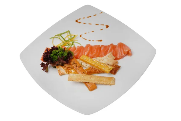 Salmone affettato su un piatto su fondo bianco isolato — Foto Stock