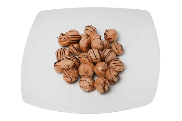 Formad som nötter kakor på vit isolerad bakgrund — Stockfoto