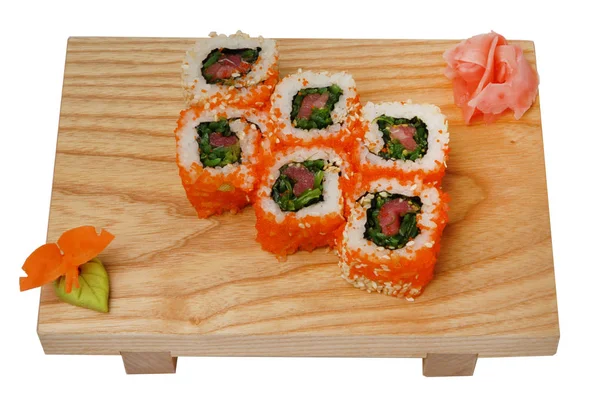 Sushi sur un support en bois, wasabi et gingembre mariné. Sur fond blanc isolé — Photo