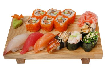 Ahşap bir stand üzerinde suşi, Wasabi ve salamura zencefil. Beyaz izole arka planda