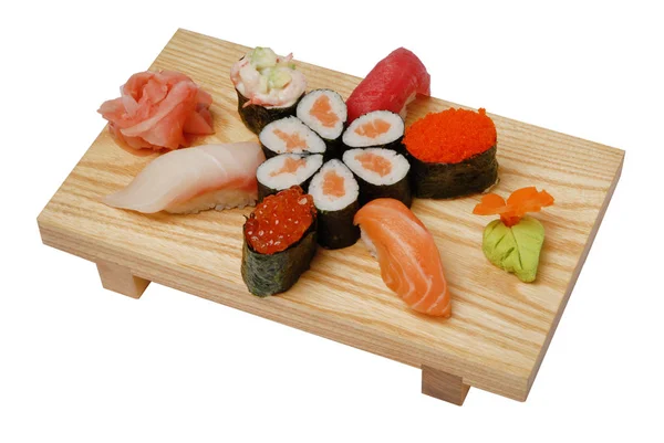 Sushi sur un support en bois, wasabi et gingembre mariné. Sur fond blanc isolé — Photo