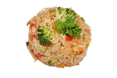 Et ve sebze ile kokulu pilav beyaz izole arka plan üzerinde yakın