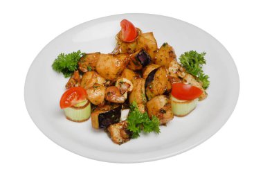 Beyaz izole arka plan üzerinde bir tabak üzerinde ızgara sebze