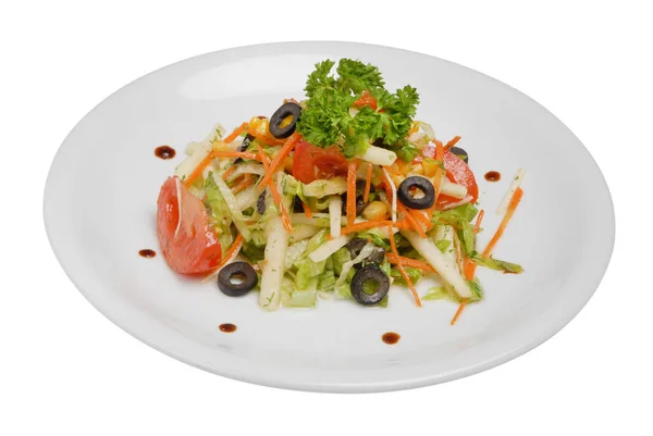 Salada de lula com cenoura, cebola, pepinos, pimentas em um fundo isolado branco — Fotografia de Stock