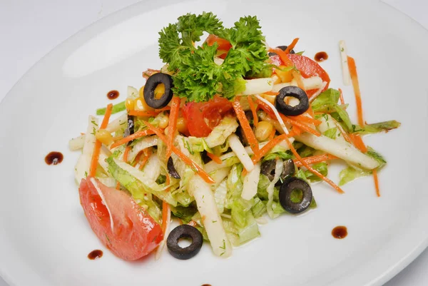 Salada de lula com cenoura, cebola, pepinos, pimentas em um fundo cinza — Fotografia de Stock