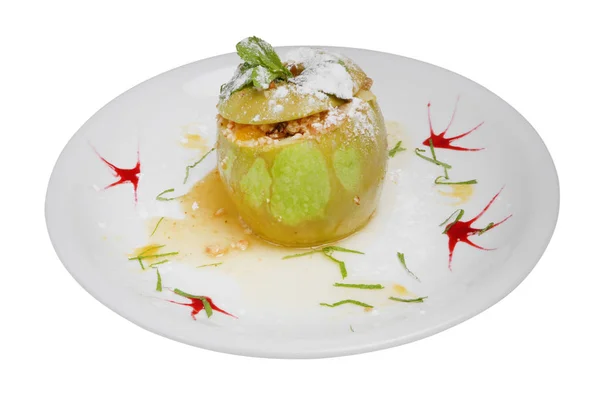 Pieczone jabłko z sosem waniliowym na talerzu na białym tle — Zdjęcie stockowe