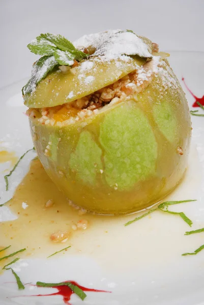 Pieczone jabłko z sosem waniliowym pieczone jabłko na talerzu na szarym tle — Zdjęcie stockowe