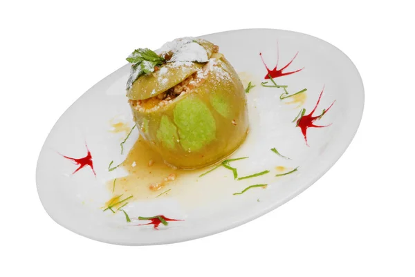 Pieczone jabłko z sosem waniliowym na talerzu na białym tle — Zdjęcie stockowe