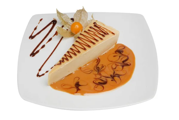 Rebanada de pastel de queso de vainilla en plato blanco sobre fondo blanco aislado —  Fotos de Stock