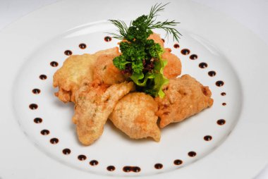 Gri arka planda tavuk nuggets Plaka