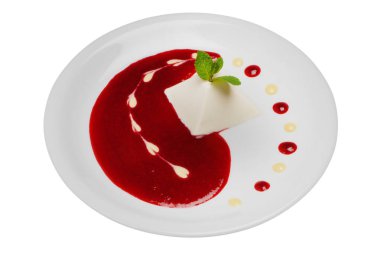 Beyaz izole arka plan üzerinde bir tabak üzerinde Çikolata tabakası piramit kek