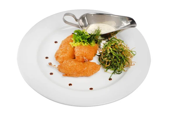 Nuggets de pollo frito con algas con salsa blanca sobre un fondo blanco aislado —  Fotos de Stock