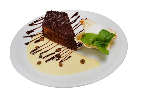 Csokoládé sajttorta vanília fagylalttal egy tányérra, egy fehér, elszigetelt háttér — Stock Fotó