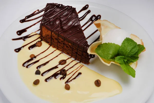 Sernik czekoladowy z lodami waniliowymi na talerzu na szarym tle — Zdjęcie stockowe