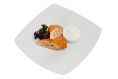 Beyaz izole arka plan üzerinde beyaz bir tabak üzerinde et ile ev yapımı krep