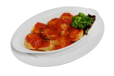 Kırmızı domates soslu ravioli makarna, beyaz izole arka plan üzerinde kırmızı soslu köfte