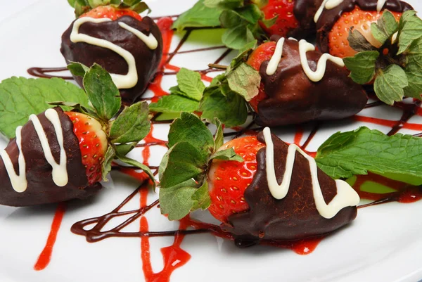 Morangos frescos mergulhados em chocolate escuro em um fundo cinza — Fotografia de Stock