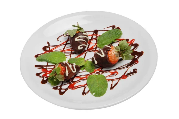 Świeże truskawki zanurzone w ciemnej czekoladzie na białym tle — Zdjęcie stockowe