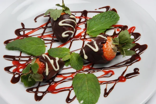 Świeże truskawki zanurzone w ciemnej czekoladzie na szarym tle — Zdjęcie stockowe