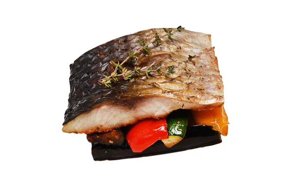 흰색 고립된 배경에 야채를 곁들인 생선 구이 — 스톡 사진