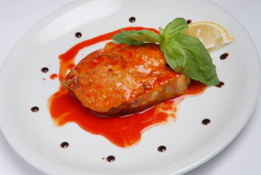 Beyaz izole arka plan üzerinde ev yapımı domates sosu ile Haşlanmış balık