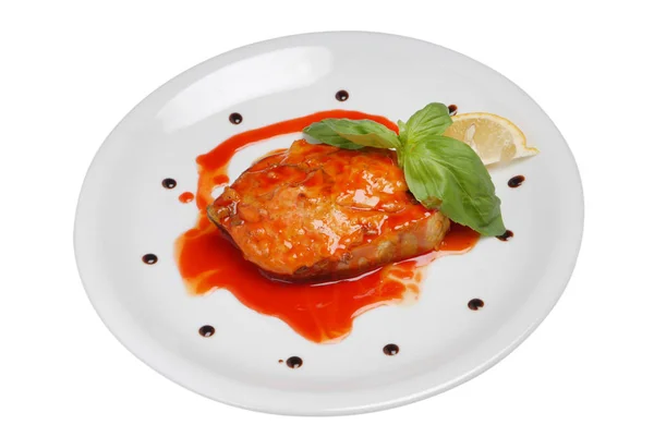 Pesce bollito con salsa di pomodoro fatta in casa su uno sfondo bianco isolato — Foto Stock