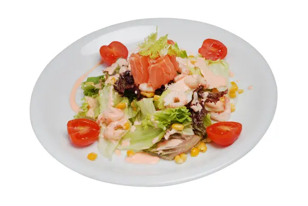 Salada de frutos do mar vegetais em prato em um fundo isolado branco — Fotografia de Stock