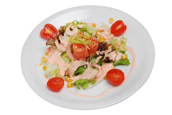 Salada de frutos do mar vegetais em prato em um fundo isolado branco — Fotografia de Stock
